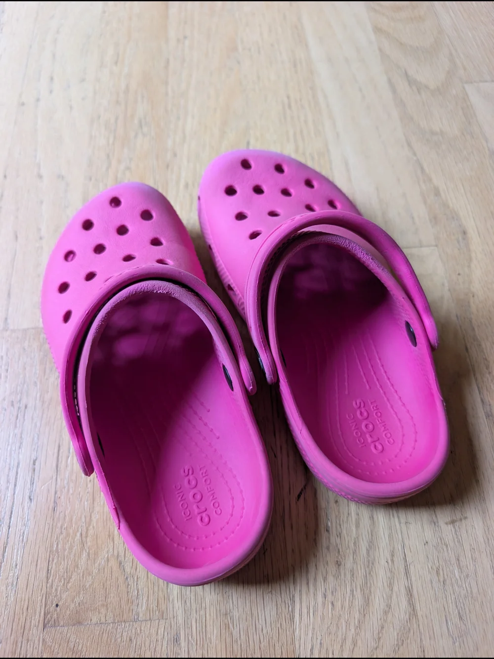 CROCS Kids Classic Clog in Bright Pink
